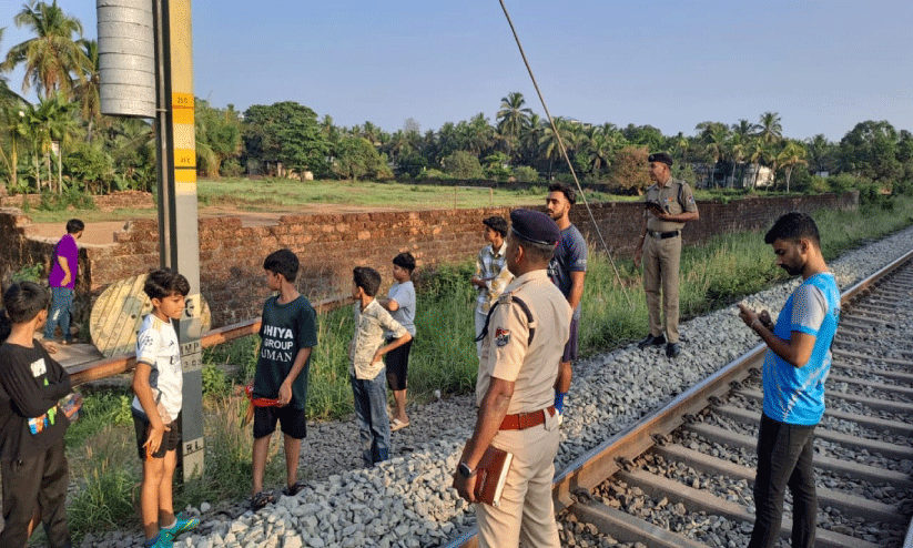 ആത്മഹത്യ ചെയ്യാൻ റെയിൽവേ ട്രാക്കിൽ എത്തിയ ആളെ രക്ഷപ്പെടുത്തി പൊലീസ് ആത്മഹത്യ ചെയ്യാൻ റെയിൽവേ ട്രാക്കിൽ എത്തിയ ആളെ രക്ഷപ്പെടുത്തി പൊലീസ്