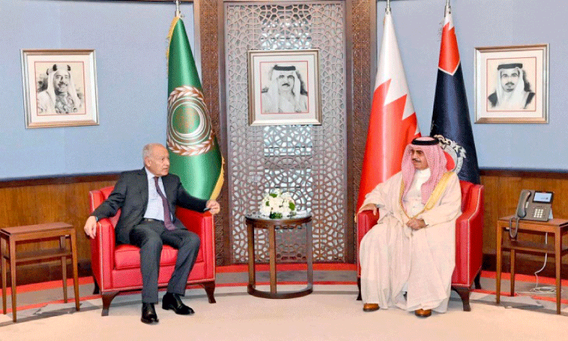 അറബ് ലീഗ് സെക്രട്ടറി ജനറൽ അഹ്മദ് അബൂഗൈഥും ആഭ്യന്തര മന്ത്രി ജനറൽ ശൈഖ് റാശിദ് ബിൻ അബ്ദുല്ല ആൽ ഖലീഫയും ചർച്ച നടത്തുന്നു അറബ് ലീഗ് സെക്രട്ടറി ജനറൽ അഹ്മദ് അബൂഗൈഥും ആഭ്യന്തര മന്ത്രി ജനറൽ ശൈഖ് റാശിദ് ബിൻ അബ്ദുല്ല ആൽ ഖലീഫയും ചർച്ച നടത്തുന്നു