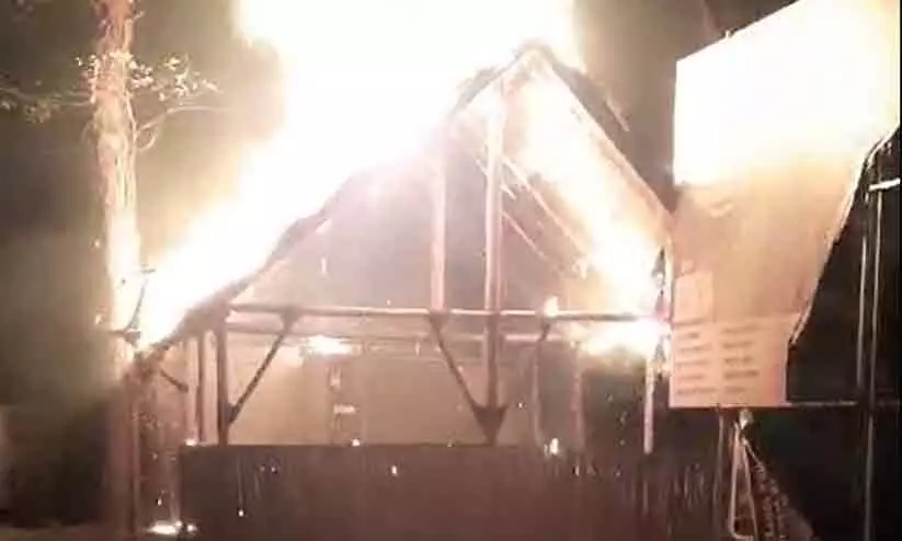 മേപ്പാടിയിൽ ഹോട്ടലിന് തീവച്ചു; ജോലിക്കാർ തലനാരിഴക്ക് രക്ഷപ്പെട്ടു മേപ്പാടിയിൽ ഹോട്ടലിന് തീവച്ചു; ജോലിക്കാർ തലനാരിഴക്ക് രക്ഷപ്പെട്ടു