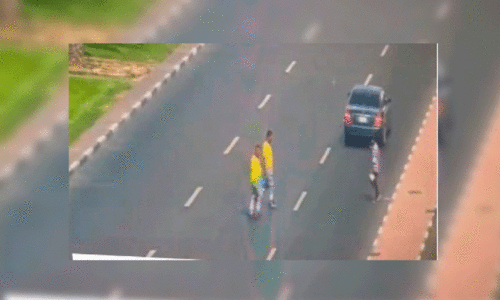 നിശ്ചയിച്ച സ്ഥലങ്ങളിലൂടെയല്ലാതെ റോഡ് മുറിച്ചുകടക്കുന്നവർ. പൊലീസ് പുറത്തുവിട്ട വിഡിയോയിലെ ദൃശ്യം നിശ്ചയിച്ച സ്ഥലങ്ങളിലൂടെയല്ലാതെ റോഡ് മുറിച്ചുകടക്കുന്നവർ. പൊലീസ് പുറത്തുവിട്ട വിഡിയോയിലെ ദൃശ്യം