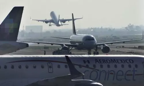 വിമാനത്തിന്റെ എമർജൻസി എക്സിറ്റ് തുറന്ന് പുറത്തിറങ്ങി യാത്രക്കാരൻ; പിന്തുണച്ച് മറ്റ് യാത്രക്കാർ