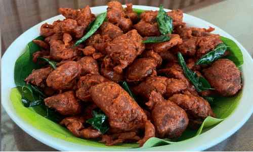 ചൂ​ടോ​ടുകൂ​ടി ക​ഴി​ക്കാം ക്രി​സ്പി​യാ​യി ചി​ക്ക​ൻ പ​ക്ക​വ​ട