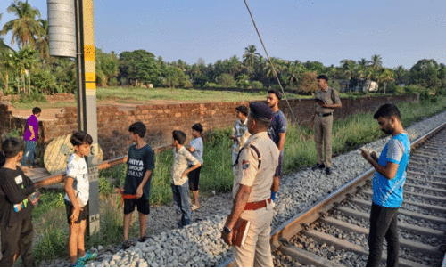 ആത്മഹത്യ ചെയ്യാൻ റെയിൽവേ ട്രാക്കിൽ എത്തിയ ആളെ രക്ഷപ്പെടുത്തി പൊലീസ്