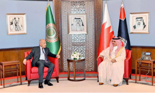 അ​റ​ബ്​ ലീ​ഗ്​ സെ​ക്ര​ട്ട​റി ജ​ന​റ​ൽ അ​ഹ്​​മ​ദ്​ അ​ബൂ​ഗൈ​ഥും ആ​ഭ്യ​ന്ത​ര മ​ന്ത്രി ജ​ന​റ​ൽ ശൈ​ഖ്​ റാ​ശി​ദ്​ ബി​ൻ അ​ബ്​​ദു​ല്ല ആ​ൽ ഖ​ലീ​ഫ​യും ച​ർ​ച്ച ന​ട​ത്തു​ന്നു