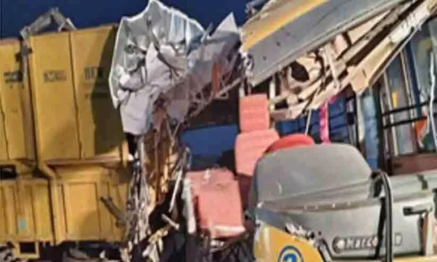 കർണാടകയിൽ സ്കൂൾ ബസ് ട്രാക്ടറുമായി കൂട്ടിയിടിച്ച് നാലു വിദ്യാർഥികൾ മരിച്ചു; എട്ടുപേർക്ക് പരിക്ക്