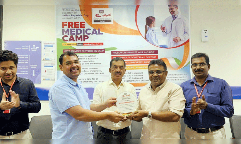 സം​സ്കൃ​തി ഖ​ത്ത​ർ സൗ​ജ​ന്യ മെ​ഡി​ക്ക​ൽ ക്യാ​മ്പി​ന്റെ ഉ​പ​ഹാ​രം ഏ​ഷ്യ​ൻ മെ​ഡി​ക്ക​ൽ സെ​ന്റ​ർ പ്ര​തി​നി​ധി​ക്കു കൈ​മാ​റു​ന്നു