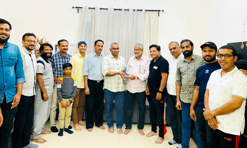 എ.​കെ. ഖാ​ലി​ദ് മാ​സ്റ്റ​ർ​ക്ക് ശാ​ന്ത​പു​രം മ​ഹ​ല്ല് വെ​ൽ​ഫെ​യ​ർ അ​സോ​സി​യേ​ഷ​ൻ ഉ​പ​ഹാ​രം സ​മ്മാ​നി​ക്കു​ന്നു