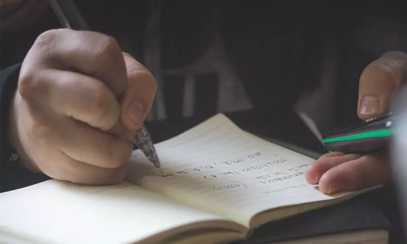 ടൈപ്പ് ചെയ്യുന്നതോ എഴുതുന്നതോ എളുപ്പം? തലച്ചോറിനിഷ്ടം കൈയെഴുത്താണെന്ന് പഠനം