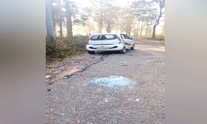 കാട്ടാനയുടെ ആക്രമണം; രണ്ട് കാർ യാത്രികർക്ക് പരിക്ക് കാട്ടാനയുടെ ആക്രമണം; രണ്ട് കാർ യാത്രികർക്ക് പരിക്ക്