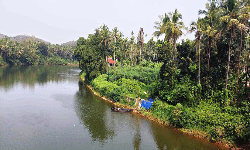 തേർളായി ദ്വീപ്, പുഴ കവർന്ന് തീരുന്നു