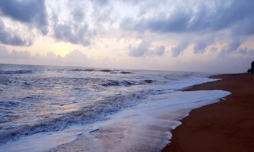 മൊ​ഗ്രാ​ൽ തീ​രം സൂര്യാസ്ത​മ​ന കാ​ഴ്ച​യി​ൽ