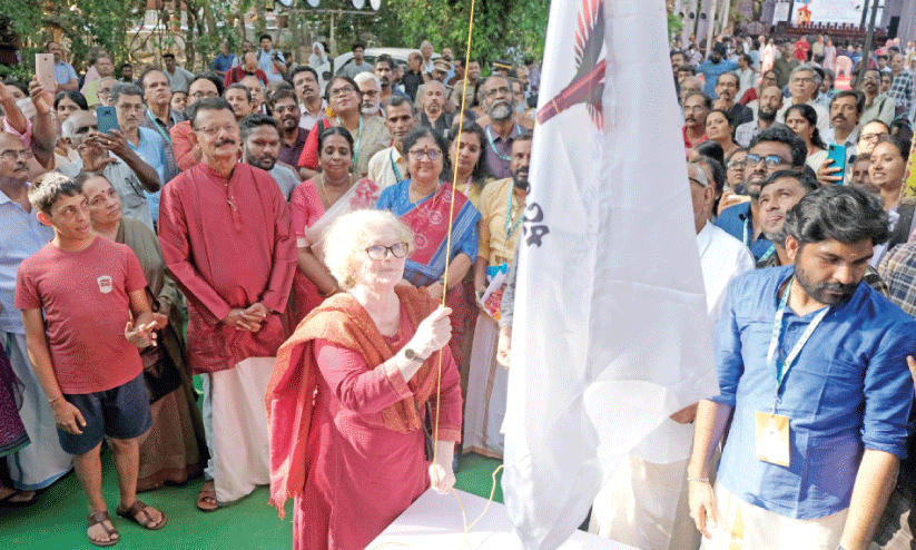 സാര്‍വദേശീയ സാഹിത്യോത്സവത്തിന് തൃശൂരില്‍ വർണാഭ തുടക്കം