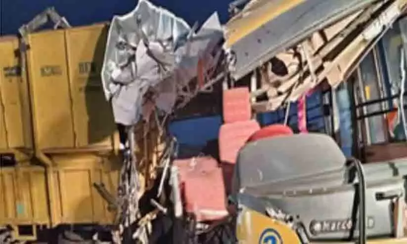 കർണാടകയിൽ സ്കൂൾ ബസ് ട്രാക്ടറുമായി കൂട്ടിയിടിച്ച് നാലു വിദ്യാർഥികൾ മരിച്ചു; എട്ടുപേർക്ക് പരിക്ക് കർണാടകയിൽ സ്കൂൾ ബസ് ട്രാക്ടറുമായി കൂട്ടിയിടിച്ച് നാലു വിദ്യാർഥികൾ മരിച്ചു; എട്ടുപേർക്ക് പരിക്ക്