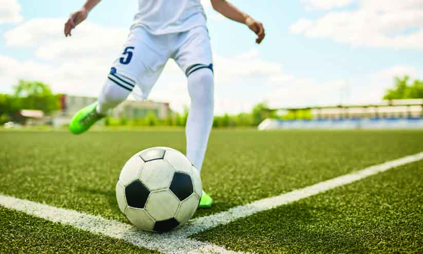 ഫുട്ബാൾ മത്സരത്തിനിടെ കളിക്കാരൻ കുഴഞ്ഞു വീണ് മരിച്ചു; സംഭവം കളി അവസാനിക്കാൻ രണ്ട് മിനിറ്റ് ബാക്കി നിൽക്കേ