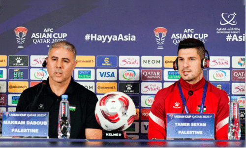 ഫ​ല​സ്തീ​ൻ കോ​ച്ച് മ​ക്രം ദ​ബൂ​ബും ടീം ​അം​ഗം താ​മി​ർ സി​യാ​മും വാ​ർ​ത്ത​സ​മ്മേ​ള​ന​ത്തി​ൽ