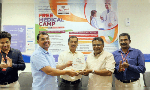 സം​സ്കൃ​തി ഖ​ത്ത​ർ സൗ​ജ​ന്യ മെ​ഡി​ക്ക​ൽ ക്യാ​മ്പി​ന്റെ ഉ​പ​ഹാ​രം ഏ​ഷ്യ​ൻ മെ​ഡി​ക്ക​ൽ സെ​ന്റ​ർ പ്ര​തി​നി​ധി​ക്കു കൈ​മാ​റു​ന്നു