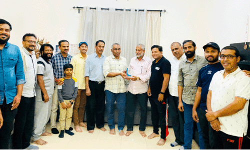 എ.​കെ. ഖാ​ലി​ദ് മാ​സ്റ്റ​ർ​ക്ക് ശാ​ന്ത​പു​രം മ​ഹ​ല്ല് വെ​ൽ​ഫെ​യ​ർ അ​സോ​സി​യേ​ഷ​ൻ ഉ​പ​ഹാ​രം സ​മ്മാ​നി​ക്കു​ന്നു