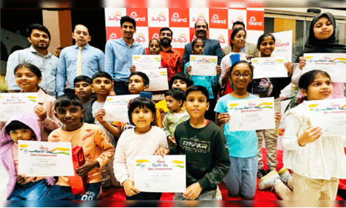 ഗ്രാ​ൻ​ഡ്​ ഹൈ​പ്പ​ർ​മാ​ർ​ക്ക​റ്റ്​ റി​പ്പ​ബ്ലി​ക്​ ദി​നാ​ഘോ​ഷ ക്വി​സ്​ മ​ത്സ​ര​ത്തി​ലെ വി​ജ​യി​ക​ൾ സ​ർ​ട്ടി​ഫി​ക്ക​റ്റു​ക​ളും സ​മ്മാ​ന​ങ്ങ​ളു​മാ​യി