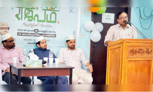 ക​ലാ​ല​യം സാം​സ്കാ​രി​ക വേ​ദി വി​ചാ​ര സ​ദ​സ്സി​ൽ മു​നീ​ർ  അ​ഹ​മ്മ​ദ് സം​സാ​രി​ക്കു​ന്നു