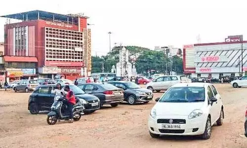 ​ പേ ​ആ​ൻ​ഡ്​ പാ​ർ​ക്കി​ങ്