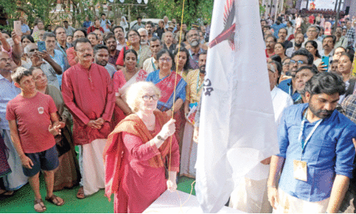 സാര്‍വദേശീയ സാഹിത്യോത്സവത്തിന് തൃശൂരില്‍ വർണാഭ തുടക്കം