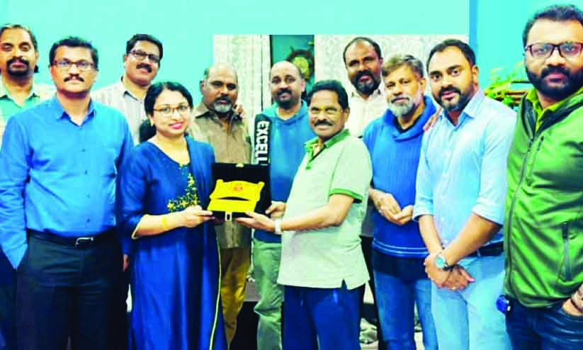 രഞ്ജിനി വിശ്വന് കായംകുളം എൻ.ആർ.ഐ യാത്രയയപ്പ് നൽകി രഞ്ജിനി വിശ്വന് കായംകുളം എൻ.ആർ.ഐ യാത്രയയപ്പ് നൽകി