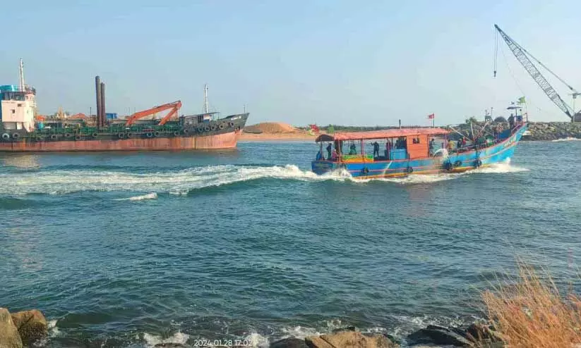 മ​ണ​ൽ നീ​ക്കം