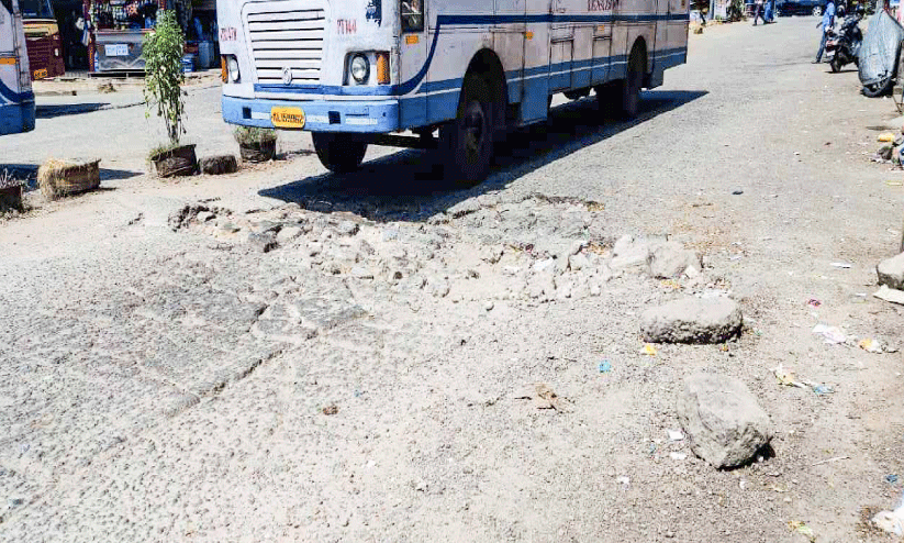 അടൂർ കെ.എസ്.ആർ.ടി.സി ഡിപ്പോ; തകർന്ന യാർഡ് അപകട ഭീഷണിയുയർത്തുന്നു അടൂർ കെ.എസ്.ആർ.ടി.സി ഡിപ്പോ; തകർന്ന യാർഡ് അപകട ഭീഷണിയുയർത്തുന്നു