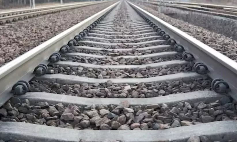 കാസർകോട് രണ്ടുപേർ ട്രെയിൻ തട്ടി മരിച്ചു