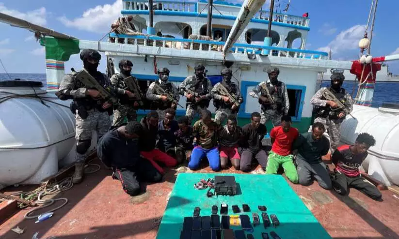 സോമാലിയൻ കടൽക്കൊള്ളക്കാരിൽനിന്ന് 19 പാകിസ്താൻകാരെ മോചിപ്പിച്ച് ഇന്ത്യൻ നാവികസേന സോമാലിയൻ കടൽക്കൊള്ളക്കാരിൽനിന്ന് 19 പാകിസ്താൻകാരെ മോചിപ്പിച്ച് ഇന്ത്യൻ നാവികസേന