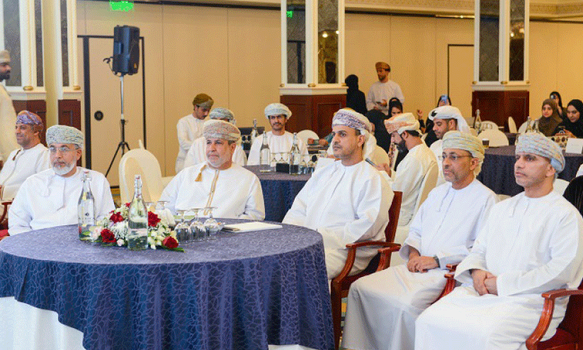 പ​രി​സ്ഥി​തി അ​തോ​റി​റ്റി അ​ധി​കൃ​ത​ർ  വാ​ർ​ത്ത​സ​മ്മേ​ള​ന​ത്തി​ൽ നിന്ന്