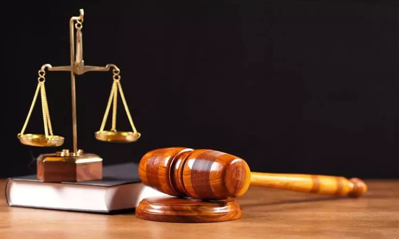 കൈക്കൂലി വാങ്ങിയ റേഷനിങ് ഓഫീസറെ നാല് വർഷം തടവിന് ശിക്ഷിച്ചു കൈക്കൂലി വാങ്ങിയ റേഷനിങ് ഓഫീസറെ നാല് വർഷം തടവിന് ശിക്ഷിച്ചു