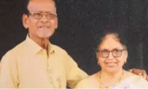 കു​ന്നി​ൻ മു​ക​ളി​ൽ തീ​യ​ണ​ക്കാ​ൻ  ക​യ​റി​യ ദ​മ്പ​തി​ക​ൾ വെ​ന്തു​മ​രി​ച്ചു