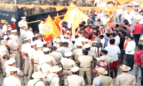 മണ്ഡ്യയിൽ ഹനുമാൻ പതാക വിവാദം; പ്രതിഷേധക്കാർക്കു നേരെ ലാത്തിച്ചാർജ്