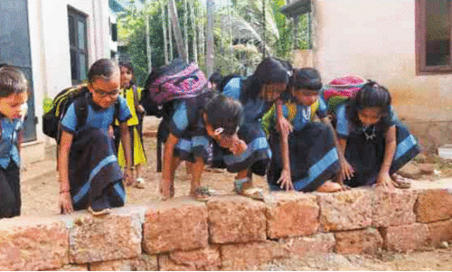 അതിര്‍ത്തി തര്‍ക്കം;   പൂക്കോട്ടൂര്‍ ന്യൂ ജി.എല്‍.പി സ്‌കൂളിലേക്കുളള വഴി അടച്ചു