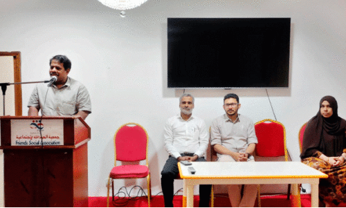 ടീ​ൻ ഇ​ന്ത്യ വി​ദ്യാ​ർ​ഥി സം​ഗ​മ​ത്തി​ൽ ആ​ക്ടി​വി​സ്റ്റും പ്ര​ഭാ​ഷ​ക​നു​മാ​യ കെ.​വി അ​ബ്ദു​റ​സാ​ഖ് പാ​ലേ​രി പ്ര​സം​ഗി​ക്കു​ന്നു