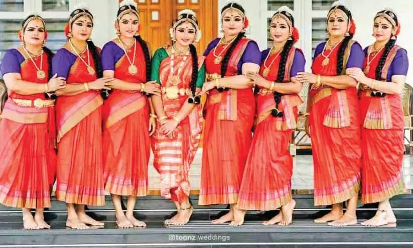 നൃ​ത്ത​സം​ഘം