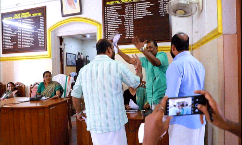 പച്ചക്കറി ബങ്ക് കൈമാറ്റം; തലശ്ശേരി നഗരസഭ കൗൺസിലിൽ ബഹളം, കൈയാങ്കളി