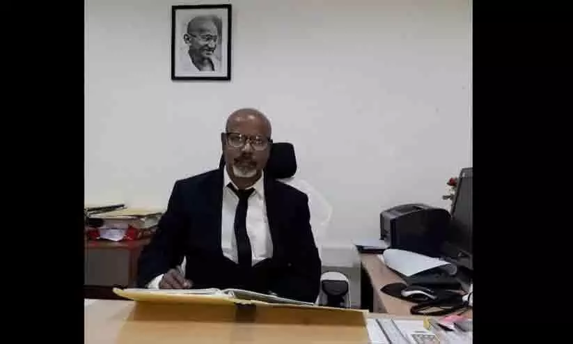 നിർമല സീതാരാമനെ പുറത്താക്കണമെന്നാവശ്യപ്പെട്ട് രാഷ്ട്രപതിക്ക് കത്തയച്ച ഐ.ആർ.എസ് ഉദ്യോഗസ്ഥന് വിരമിക്കുന്നതിന് തൊട്ടു മുമ്പ് സസ്പെൻഷൻ നിർമല സീതാരാമനെ പുറത്താക്കണമെന്നാവശ്യപ്പെട്ട് രാഷ്ട്രപതിക്ക് കത്തയച്ച ഐ.ആർ.എസ് ഉദ്യോഗസ്ഥന് വിരമിക്കുന്നതിന് തൊട്ടു മുമ്പ് സസ്പെൻഷൻ