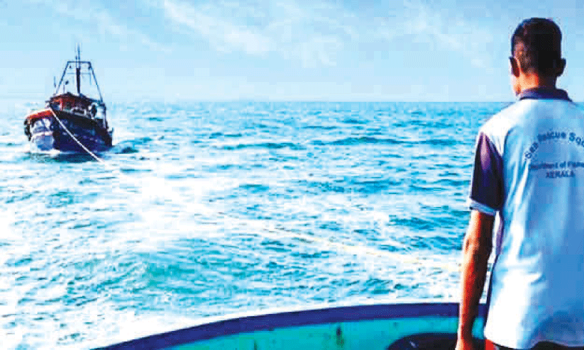 മത്സ്യത്തൊഴിലാളികൾ ആഴക്കടലിൽ കുടുങ്ങി; കരക്കെത്തിച്ച് ഫിഷറീസ് റെസ്ക്യൂ ടീം മത്സ്യത്തൊഴിലാളികൾ ആഴക്കടലിൽ കുടുങ്ങി; കരക്കെത്തിച്ച് ഫിഷറീസ് റെസ്ക്യൂ ടീം