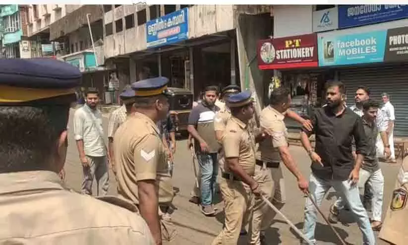 കോട്ടക്കലിൽ പൊലീസ് ലാത്തിവീശി; യൂത്ത് ലീഗ് പ്രവർത്തകർക്ക് പരിക്ക്