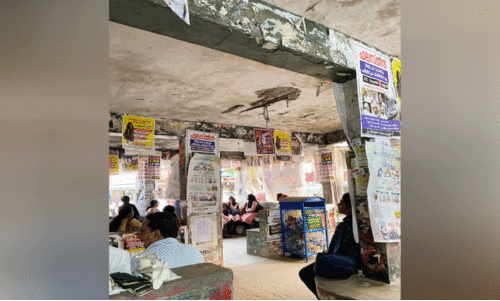 കു​റ്റ്യാ​ടി പ​ഴ​യ ബ​സ് ​സ്റ്റാ​ൻ​ഡ്​ കെ​ട്ടി​ടം ത​ക​ർ​ച്ച​യി​ൽ