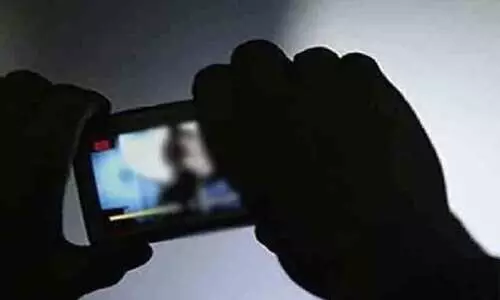 ഹണിട്രാപ്പിലൂടെ നഗ്നചിത്രങ്ങൾ പകർത്തി 59കാരനിൽനിന്ന് അഞ്ചുലക്ഷം രൂപ തട്ടി; ദമ്പതികൾ ഉൾപ്പെടെ ഏഴുപേർ അറസ്റ്റിൽ