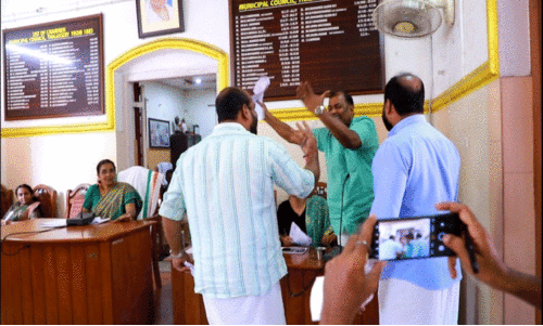 പച്ചക്കറി ബങ്ക് കൈമാറ്റം; തലശ്ശേരി നഗരസഭ കൗൺസിലിൽ ബഹളം, കൈയാങ്കളി