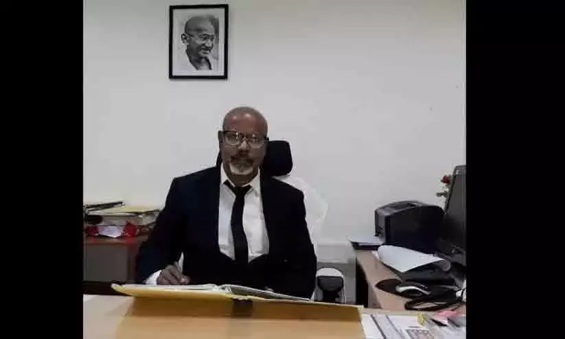 നിർമല സീതാരാമനെ പുറത്താക്കണമെന്നാവശ്യപ്പെട്ട് രാഷ്ട്രപതിക്ക് കത്തയച്ച ഐ.ആർ.എസ് ഉദ്യോഗസ്ഥന് വിരമിക്കുന്നതിന് തൊട്ടു മുമ്പ് സസ്പെൻഷൻ നിർമല സീതാരാമനെ പുറത്താക്കണമെന്നാവശ്യപ്പെട്ട് രാഷ്ട്രപതിക്ക് കത്തയച്ച ഐ.ആർ.എസ് ഉദ്യോഗസ്ഥന് വിരമിക്കുന്നതിന് തൊട്ടു മുമ്പ് സസ്പെൻഷൻ