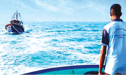 മ​ത്സ്യ​ത്തൊ​ഴി​ലാ​ളി​കൾ ആ​ഴ​ക്ക​ട​ലി​ൽ കു​ടു​ങ്ങി​; ക​ര​ക്കെ​ത്തി​ച്ച് ഫി​ഷ​റീ​സ് റെ​സ്ക്യൂ ടീം