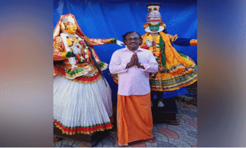 കളിയാട്ടക്കാരന്റെ കരവിരുതില് വിരിയുന്നത് കഥകളി ശില്പങ്ങള് കളിയാട്ടക്കാരന്റെ കരവിരുതില് വിരിയുന്നത് കഥകളി ശില്പങ്ങള്