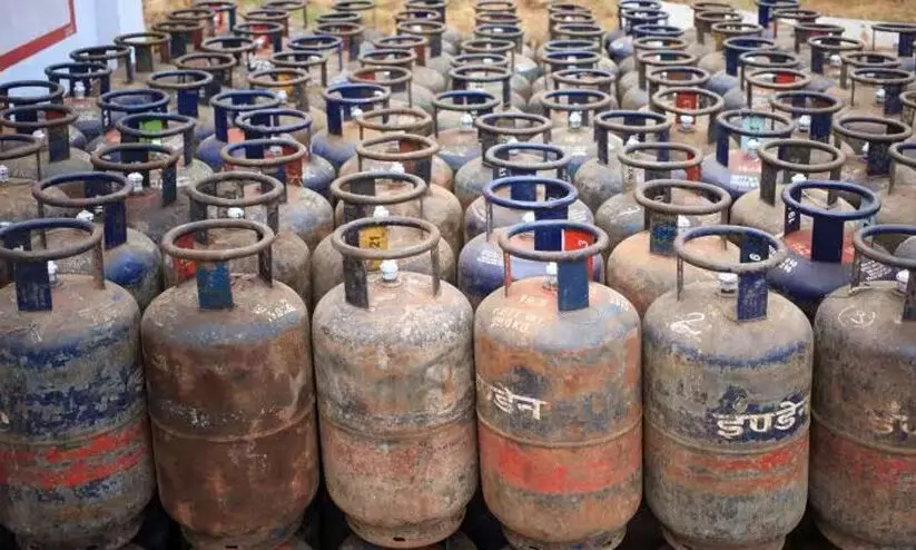 വാണിജ്യ പാചകവാതക സിലിണ്ടറിന്റെ വില കൂട്ടി; വിമാന ഇന്ധന വില കുറച്ച് എണ്ണ കമ്പനികൾ