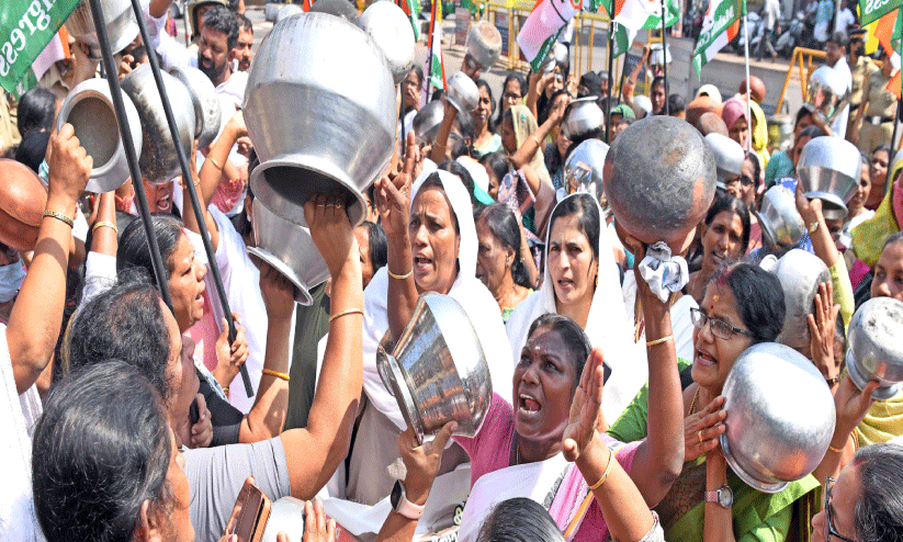 കണ്ണൂർ ജില്ല ആസ്ഥാനത്ത് സമര വേലിയേറ്റം കണ്ണൂർ ജില്ല ആസ്ഥാനത്ത് സമര വേലിയേറ്റം