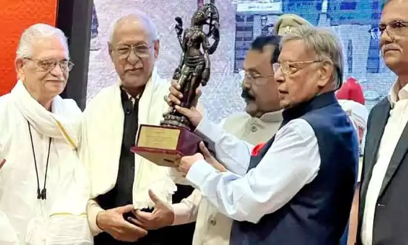 ദാമോദർ മൗജോ ജ്ഞാനപീഠ പുരസ്​കാരം ​േഗാവ ഗവർണർ പി.എസ്​. ശ്രീധരൻ പിള്ളയിൽനിന്ന്​ ഏറ്റുവാങ്ങുന്നു 